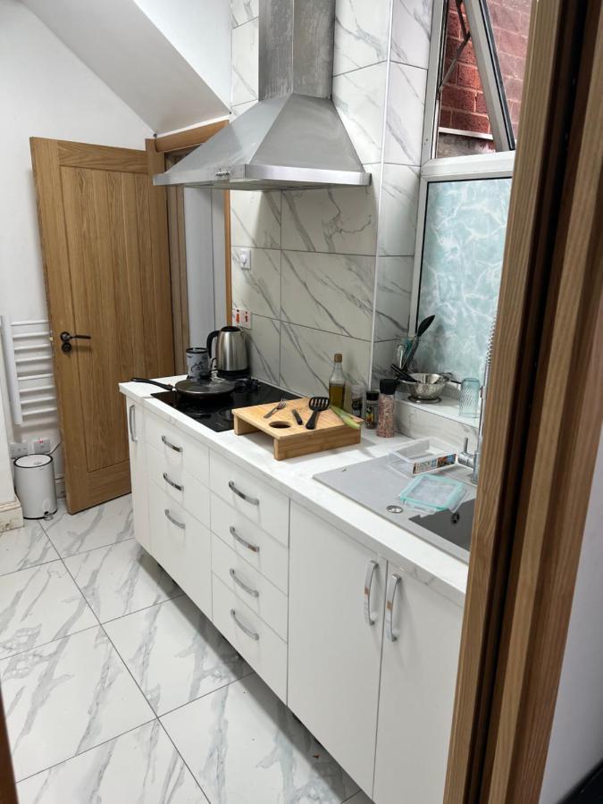 New Flat, Own Bathroom, Sitting Room & Large Bedroom - Walsall Bescot Exteriör bild